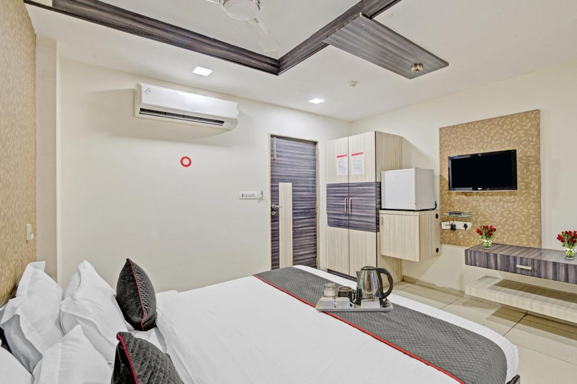 Hotel O The Kia Residency Hotel And Banquet Ahmedabad Exterior photo
